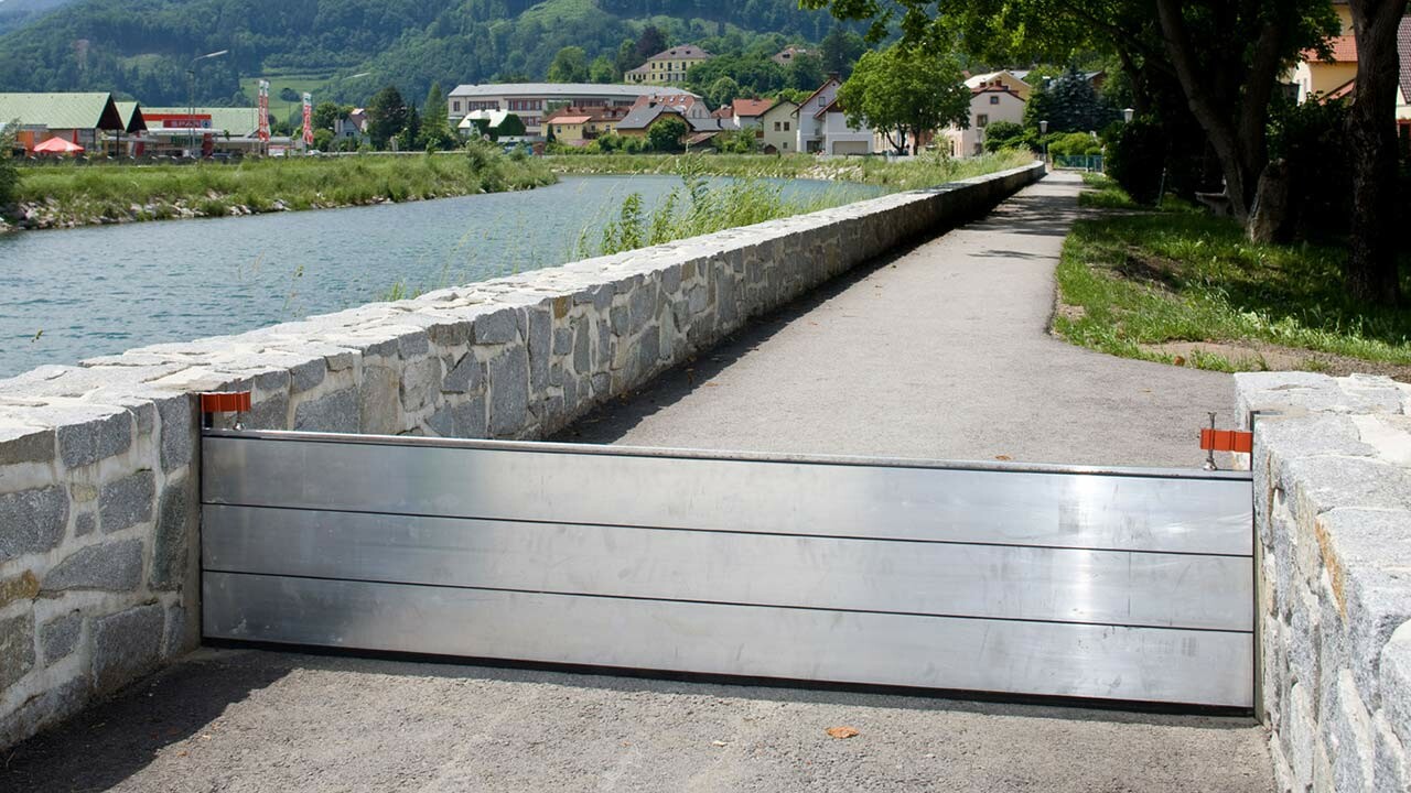 Landschaftsschutz und Objektschutz bei Hochwasser mit dem PREFA Hochwasserschutz aus Aluminium