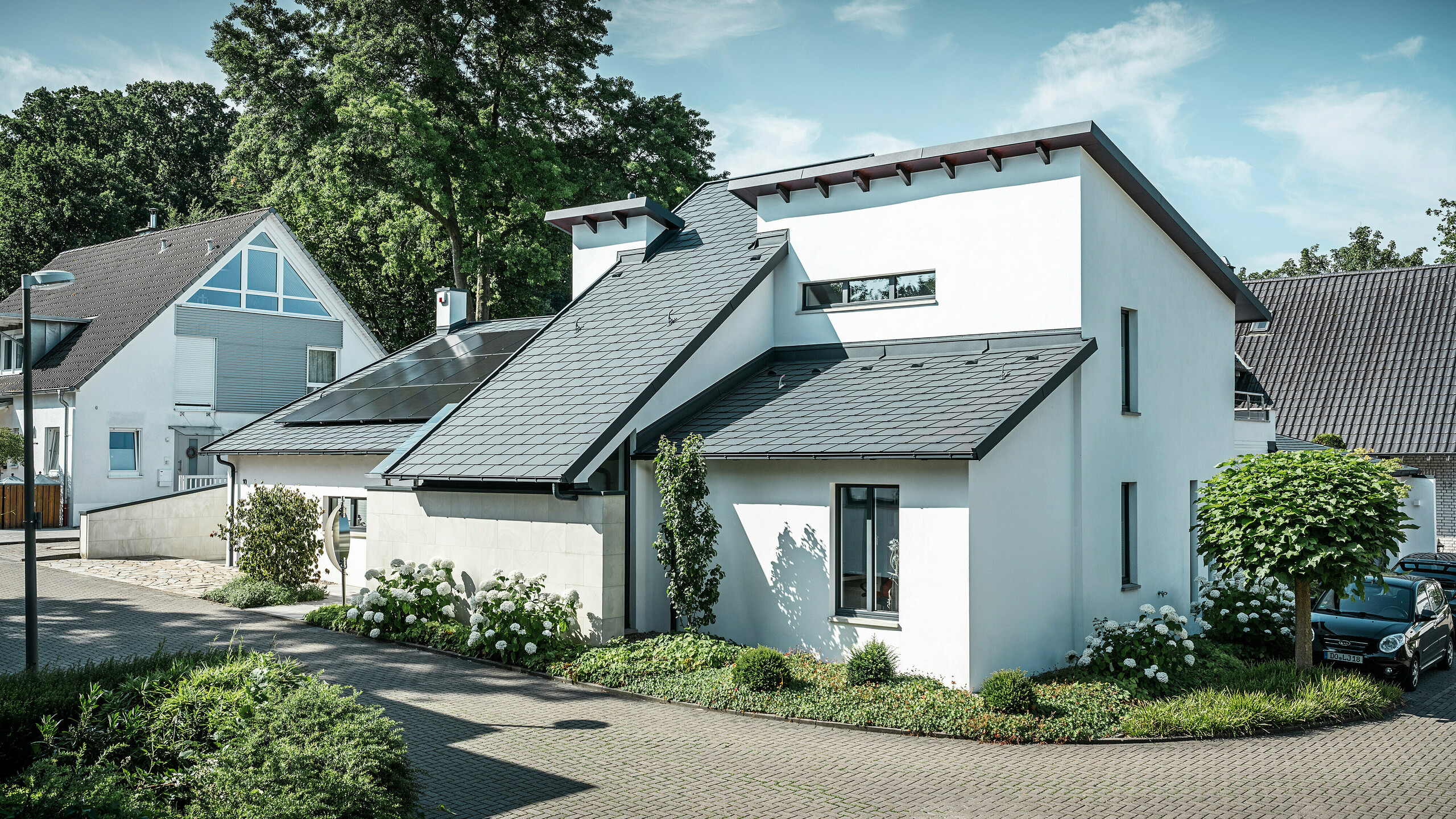 Ein PREFA Komplettsystem aus Aluminium verkleidet die außergewöhnliche Dachlandschaft eines Einfamilienhauses in Dortmund
