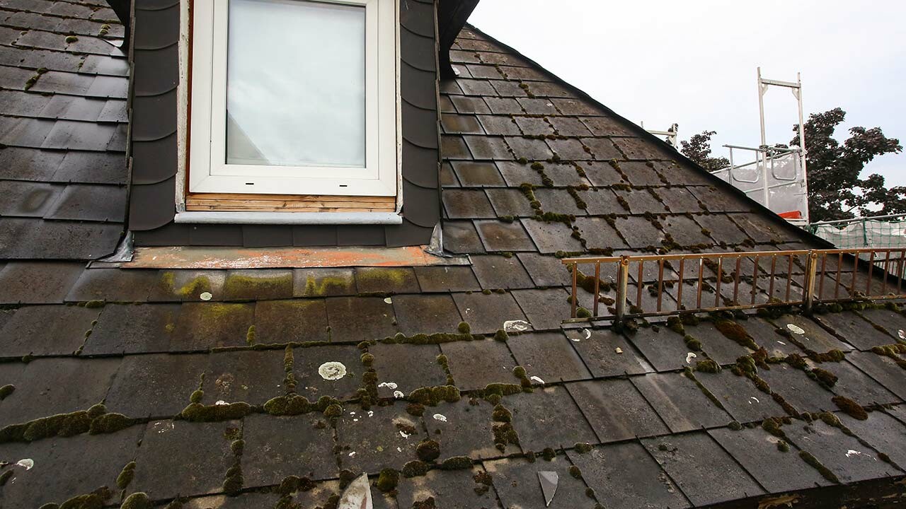 Dacheindeckung vor der Sanierung, eingedeckt mit asbesthaltigen Faserzementplatten