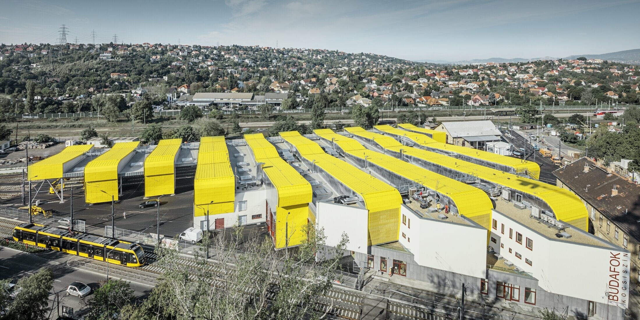 Luftaufnahme der Remise in Budapest; Verkleidet sind die Gebäude mit PREFA Prefalz in der Sonderbeschichtung verkehrsgelb, FAL 1023.