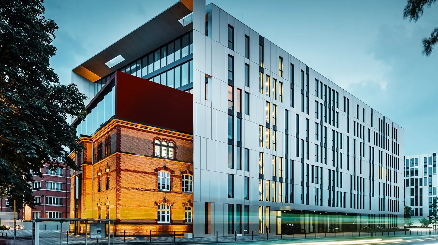 Der neu gebaute Bürogebäude im Zentrum von Düsseldorf wurde mit Aluminium Verbundplatten von PREFA verkleidet.