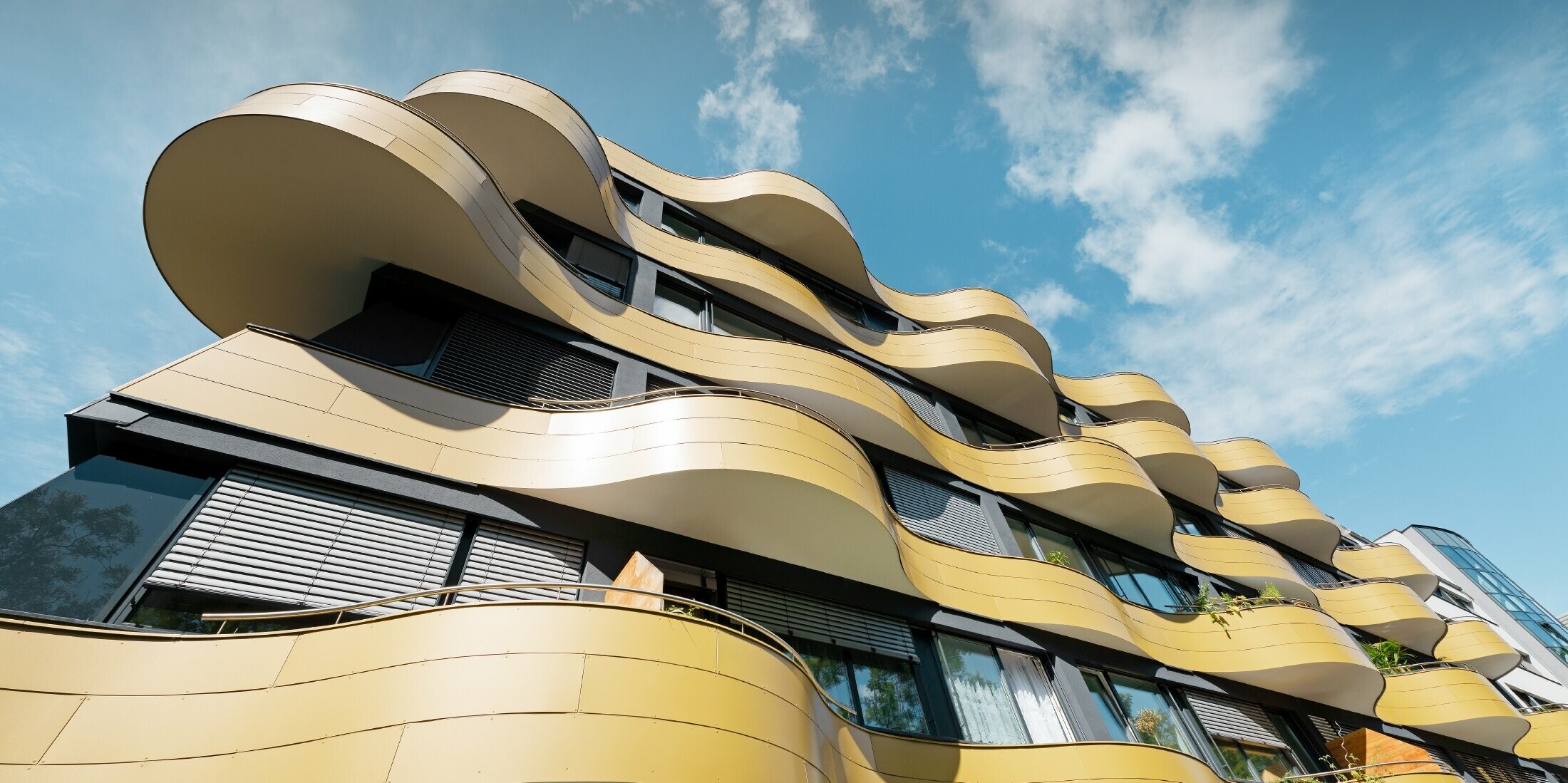 Ansicht von unten der goldenen Balkone in Graz, die mit PREFA Alu Verbundplatten verkleidet wurden