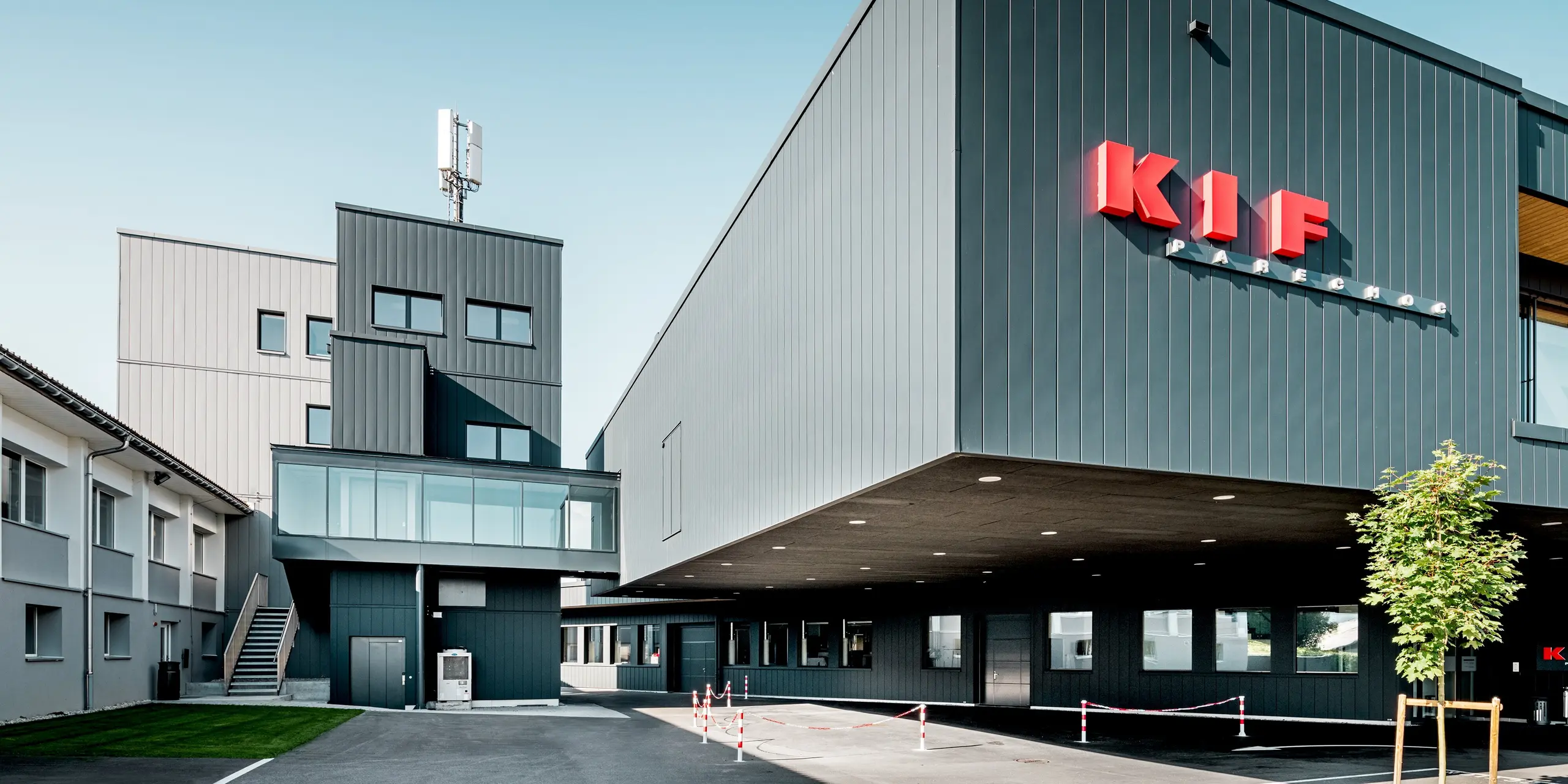 Die Firmenzentrale von KIF Parechoc in Le Brassus setzt mit ihrer markanten, weit auskragenden Gebäudekubatur ein architektonisches Statement. Die vertikal verlegten PREFA Sidings in P.10 Anthrazit und Patinagrau verleihen der Aluminiumfassade eine elegante Struktur und betonen die klaren Linien des Baukörpers. Der auffällige KIF-Schriftzug, großzügige Verglasungen und die kontrastreiche Materialwirkung unterstreichen den modernen Charakter. PREFA Aluminium überzeugt dabei durch Langlebigkeit, Korrosionsbeständigkeit und dauerhaft geringen Wartungsaufwand.