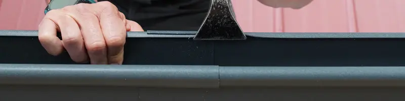 Der hintere Umschlag wird wieder geschlossen.