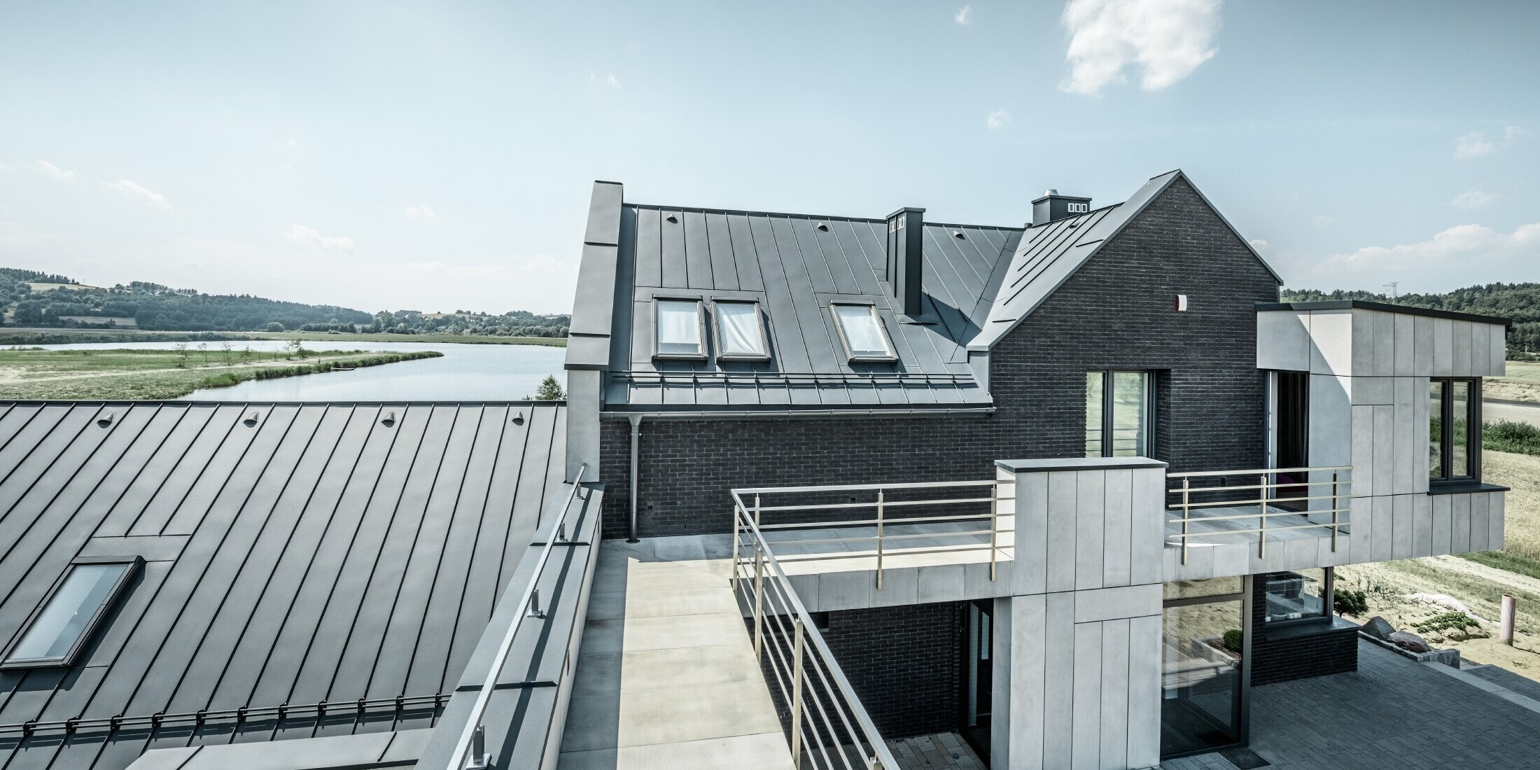 Haus des Steines eingedeckt in Prefalz in P.10 Anthrazit