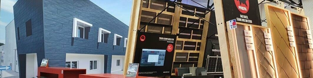 Großer Messestand der PREFA auf der Dach und Holz mit innovativen Neuheiten für Dach und Fassade aus Aluminium. 
