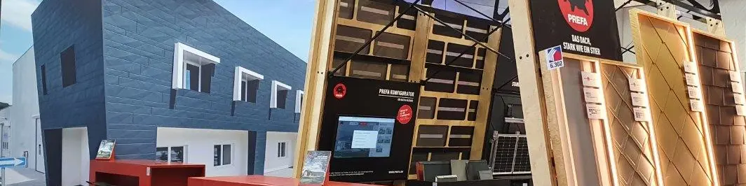 Großer Messestand der PREFA auf der Dach und Holz mit innovativen Neuheiten für Dach und Fassade aus Aluminium. 