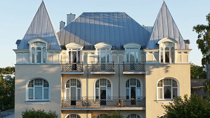 Denkmalgeschütztes Hotel in Polen mit Falzdach aus Aluminium in Silbermetallic.