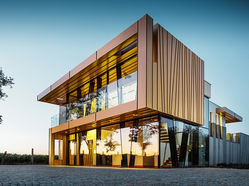 Alu Fassade mit Prefalz/Falzonal in Mayagold. Die Kombination mit Glas und Beton prägen das markante Erscheinungsbild.