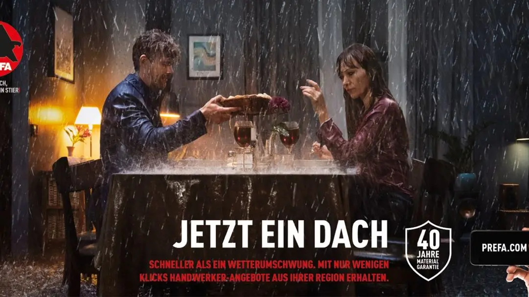 Werbesujet der neuen Werbekampagne 2019 der PREFA; Pärchen sitzt zuhause bei einem romantischen Dinner. Beide sitzen allerdings im Regen, da dem Haus das Dach fehlt.