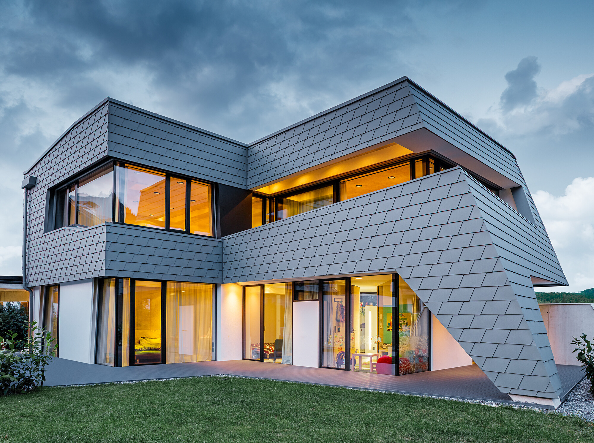 Modernes Einfamilienhaus mit PREFA Wandspanplatte in P.10 hellgrau Wohnhaus mit PREFA Wandspanplatte in P.10 hellgrau an der Fassade