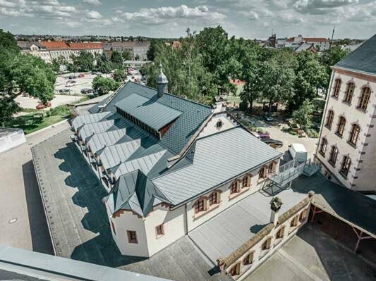 Turnhalle der Diesterwegschule in Deutschland mit neuer Dacheindeckung aus Aluminnium in Anthrazit
