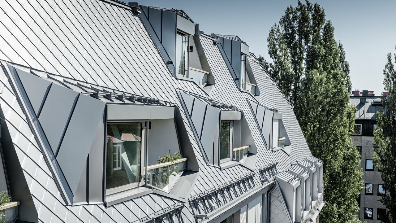 Sanierte Mansardenwohnungen mit großzügigen offenen Galerieebenen eines Wohn- und Geschäftshauses in der Leopoldstraße/Ecke Hohenzollernstraße in München, mit einer Dacheindeckung von PREFA - Dachraute