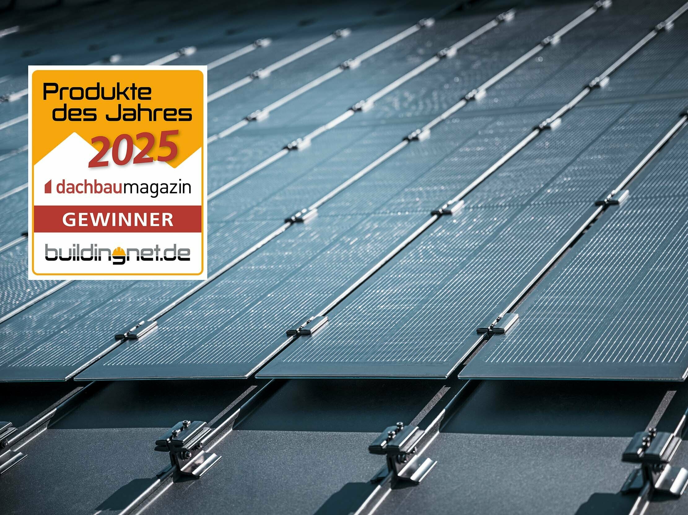 Solarmodul PREFALZ wird Produkt des Jahres 2025 bei der Leser-Preisverleihung des Dachbaumagazins.