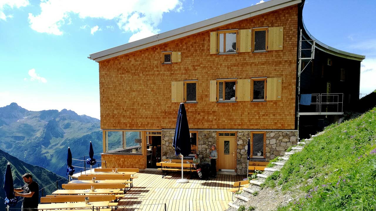 Das Waltenberger haus in den Allgäuer Alpen wurde neu errichtet, dabei wurde die Fassade mit Holzschindeln und Aluschindeln von PREFA neu verkleidet.