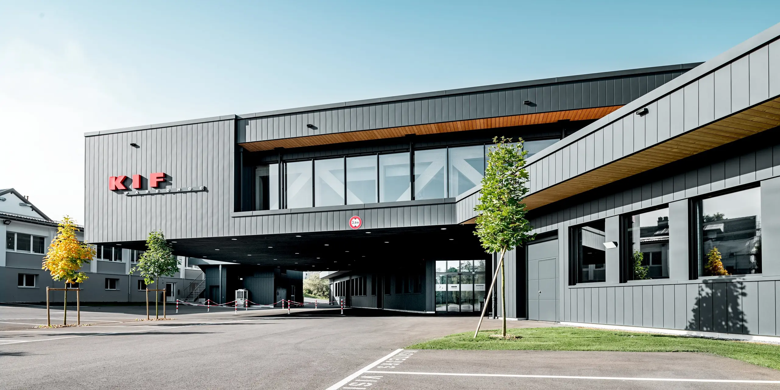 Die markante Firmenzentrale von KIF Parechoc in Le Brassus überzeugt mit weit auskragenden Gebäudeteilen, großzügigen Glasflächen und einer eleganten Fassade aus PREFA Sidings in P.10 Anthrazit und Patinagrau. Die vertikale Struktur der Aluminiumfassade betont die klare Architektur und schafft spannende Kontraste zu den warmen Holzuntersichten. PREFA Aluminium steht für langlebige Qualität, Korrosionsbeständigkeit und eine dauerhaft wartungsarme Gebäudehülle.