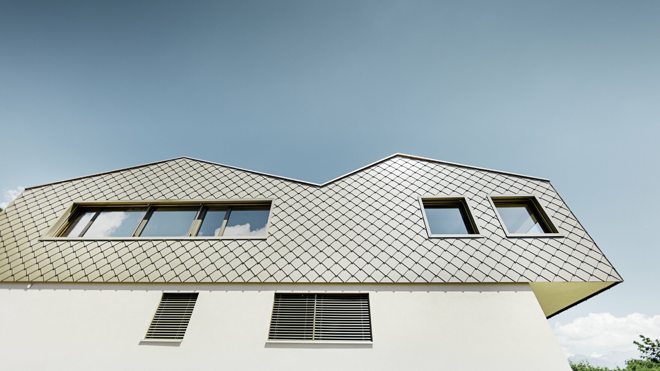 Modernes Einfamilienhaus mitten in den Weinbergen des Rhônetals mit 4 unterschiedlichen Dachflächen und offener Galerie mit einer Rautenfassade in bronze