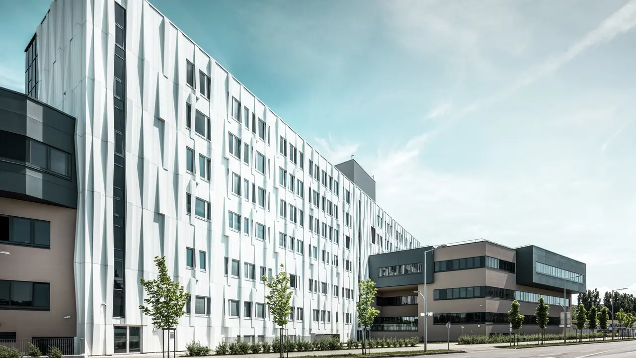 Eine besonders lebendige 3D-Fassade ermöglicht die PREFABOND Aluminium Verbundplatten-Fassade von PREFA am Uniklinikum in St. Pölten (Haus C). 