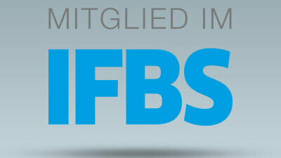 Grauer Hintergrund mit IFBS Logo in Blau