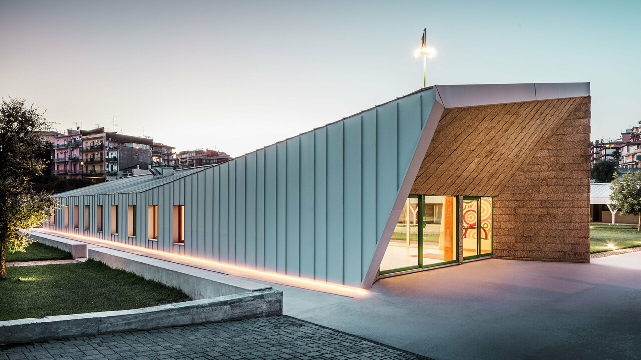 In der Abbildung ist zu sehen, wie Prefalz in P.10 Prefaweiß das Gebäude umhüllt. Der Grundstein besteht aus Ziegelsteinen und es sieht so aus, als würde sich Prefalz darüber legen.