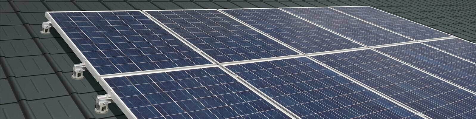 Photovoltaikmodule mit den Solarhaltern auf der PREFA Dachplatte montiert