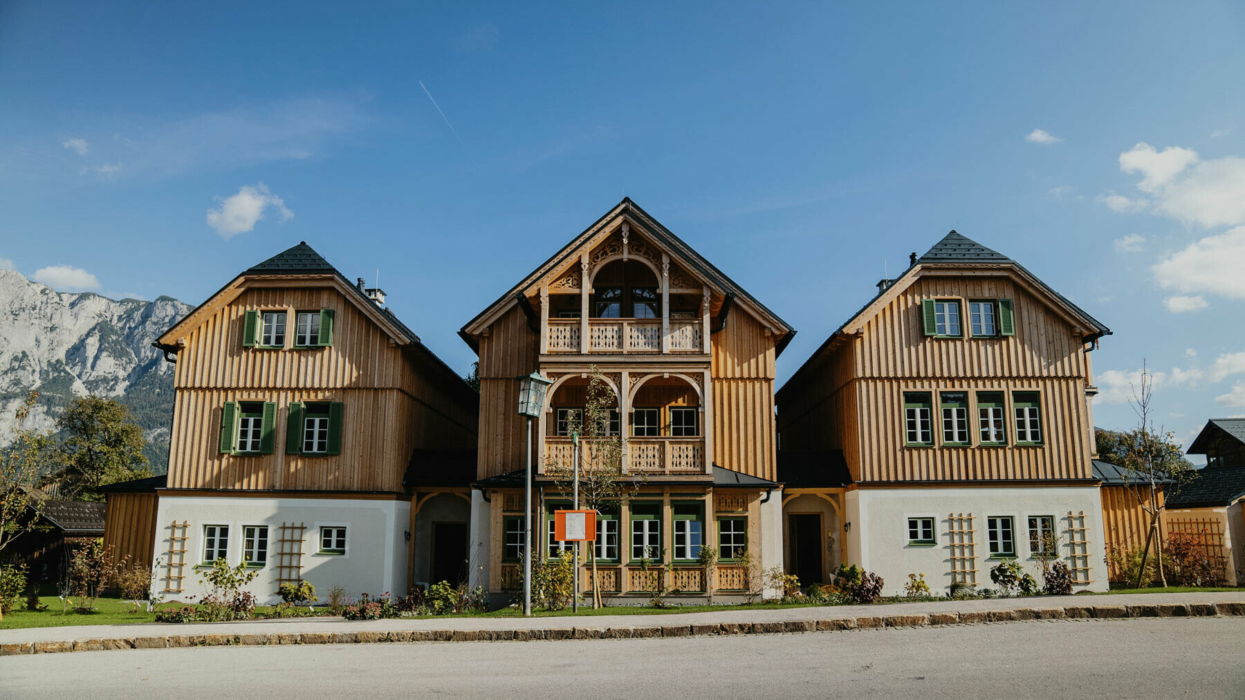 Wohnbauprojekt "Haus Hackerfeld" mit Lärchenholzfassade und anthrazitfarbenen PREFA Dach