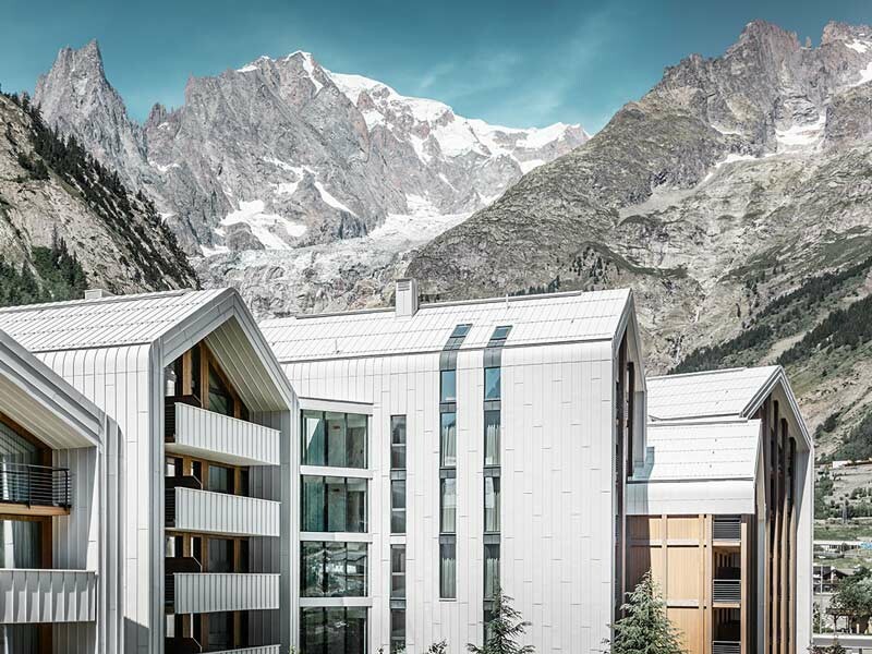 Seitliche Ansicht der 6.000 m2 PREFA Aluminiumfassade des Hotel des Alpes 