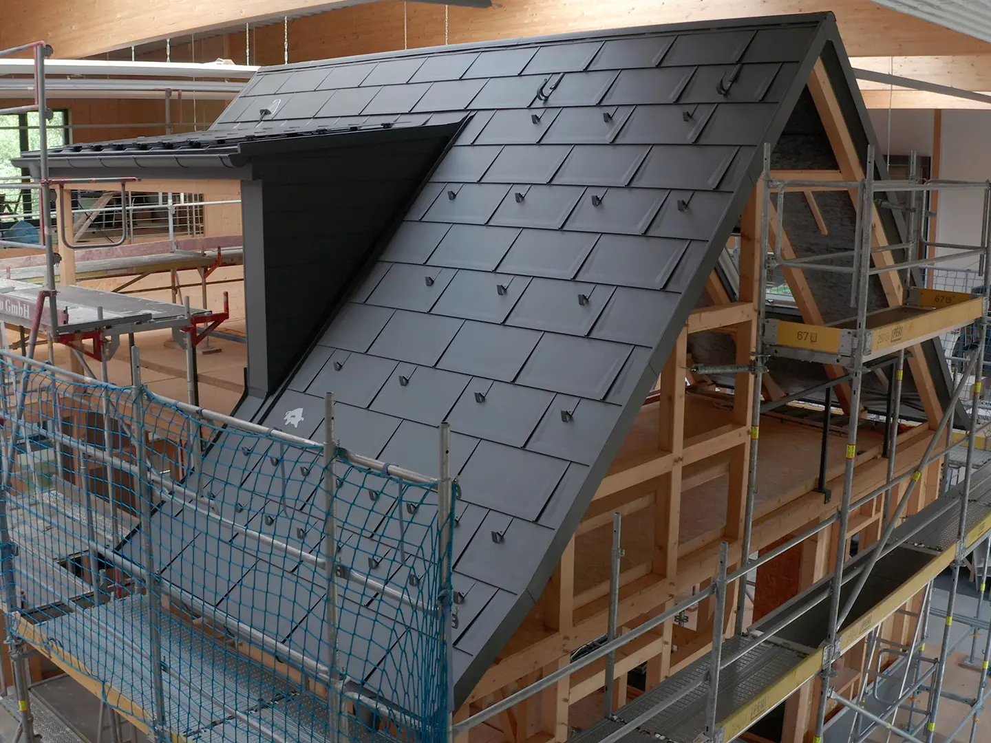PREFA Musterhaus im Zentrum HOLZ in Olsberg. Verkleidet mit PREFA Dachplatte R.16, Sidings und Stehfalz in P.10 Dunkelgrau.