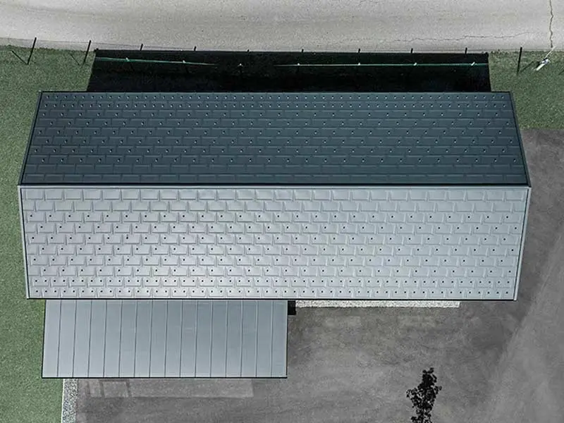 Vogelperspektive, aufgenommen mit einer Drohne, vom neuen Bürohaus von Holzbau Faltheiner, das Dach ist eingedeckt mit der PREFA Dachplatte R.16 in Anthrazit