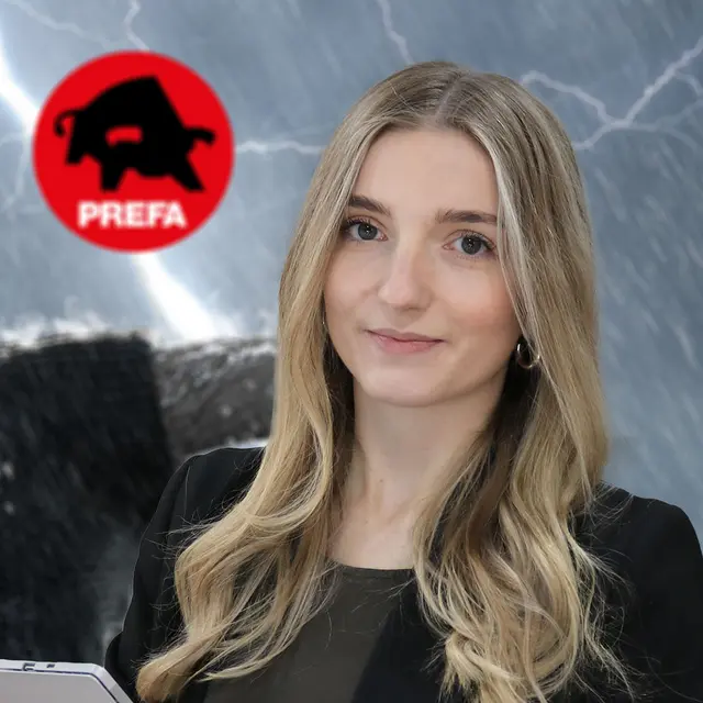 PREFA Marketing Mitarbeiterin Nataly Matthiess vor dem PREFA Stier