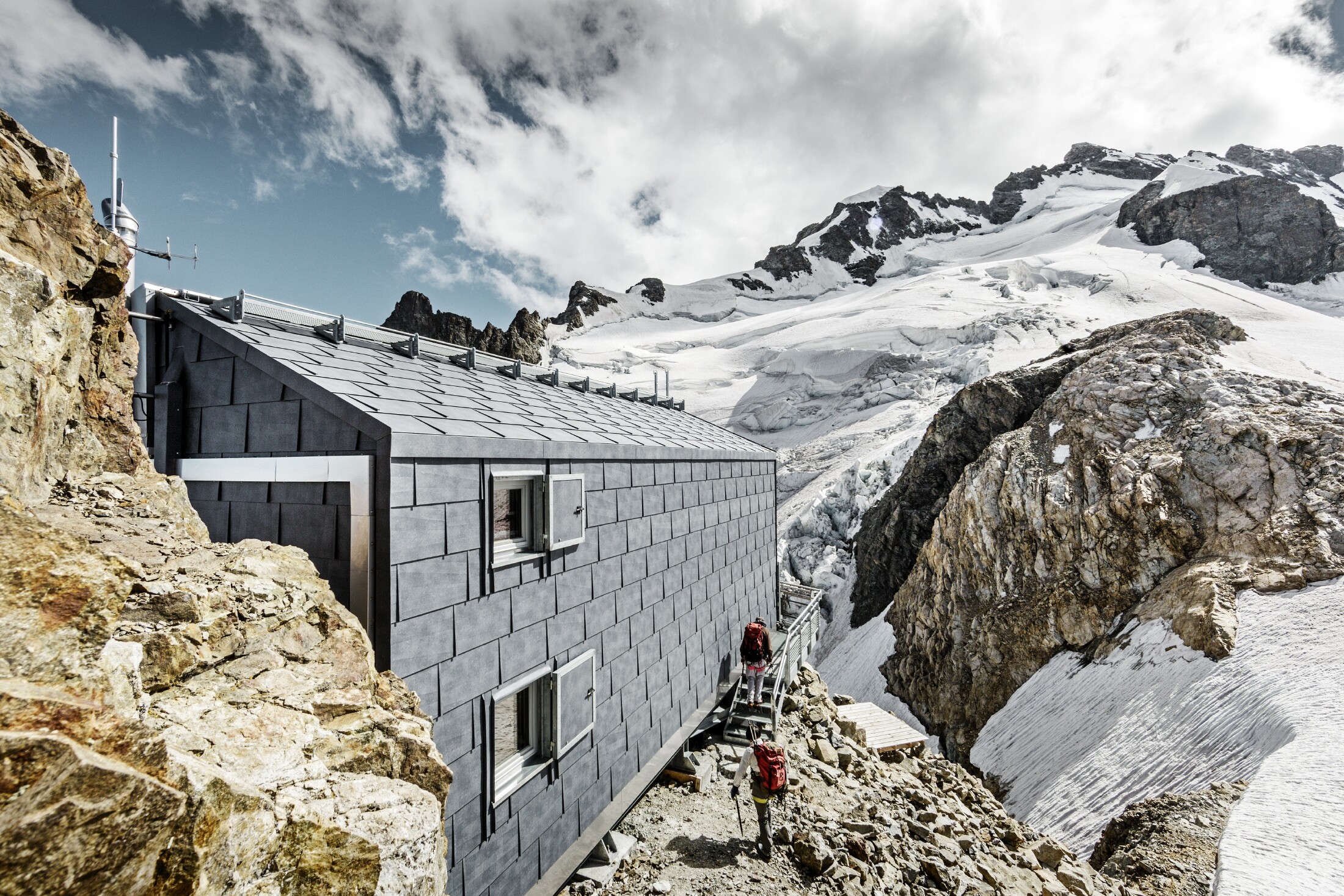 Berghütte auf dem La Meije in Frankreich verkleidet mit FX.12 in P.10 Steingrau