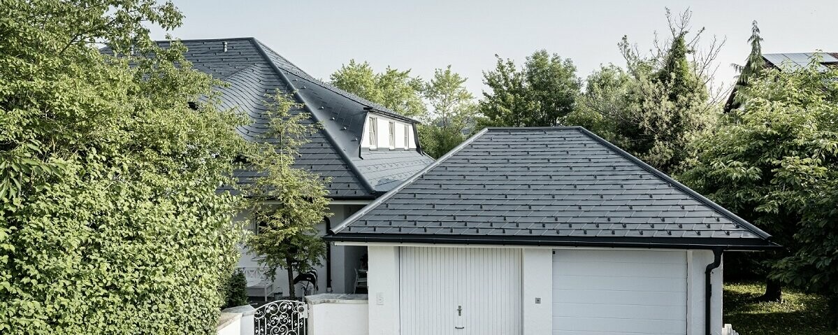 Ein Einfamilienhaus und Garage gedeckt mit der DS.19 in P.10 Anthrazit