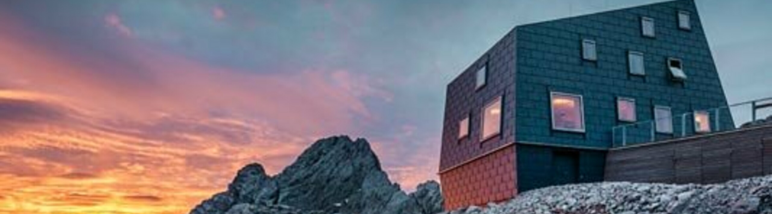 Außergewöhnliche Architektur in den Bergen: die Seethalerhütte am Dachstein eingedeckt mit dem PREFA Dach- sowie Fassadenpaneel Fx.12 in Steingrau.