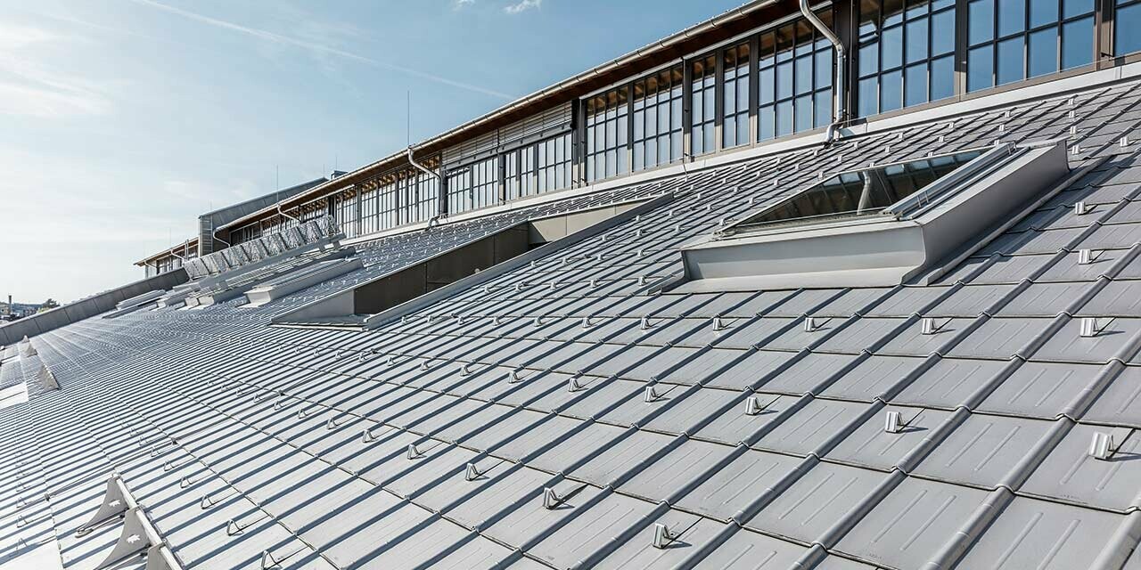 Detailierte Ansicht der PREFA Dachplatte inklusive Schneestoppern auf der Panzerhalle in Salzburg