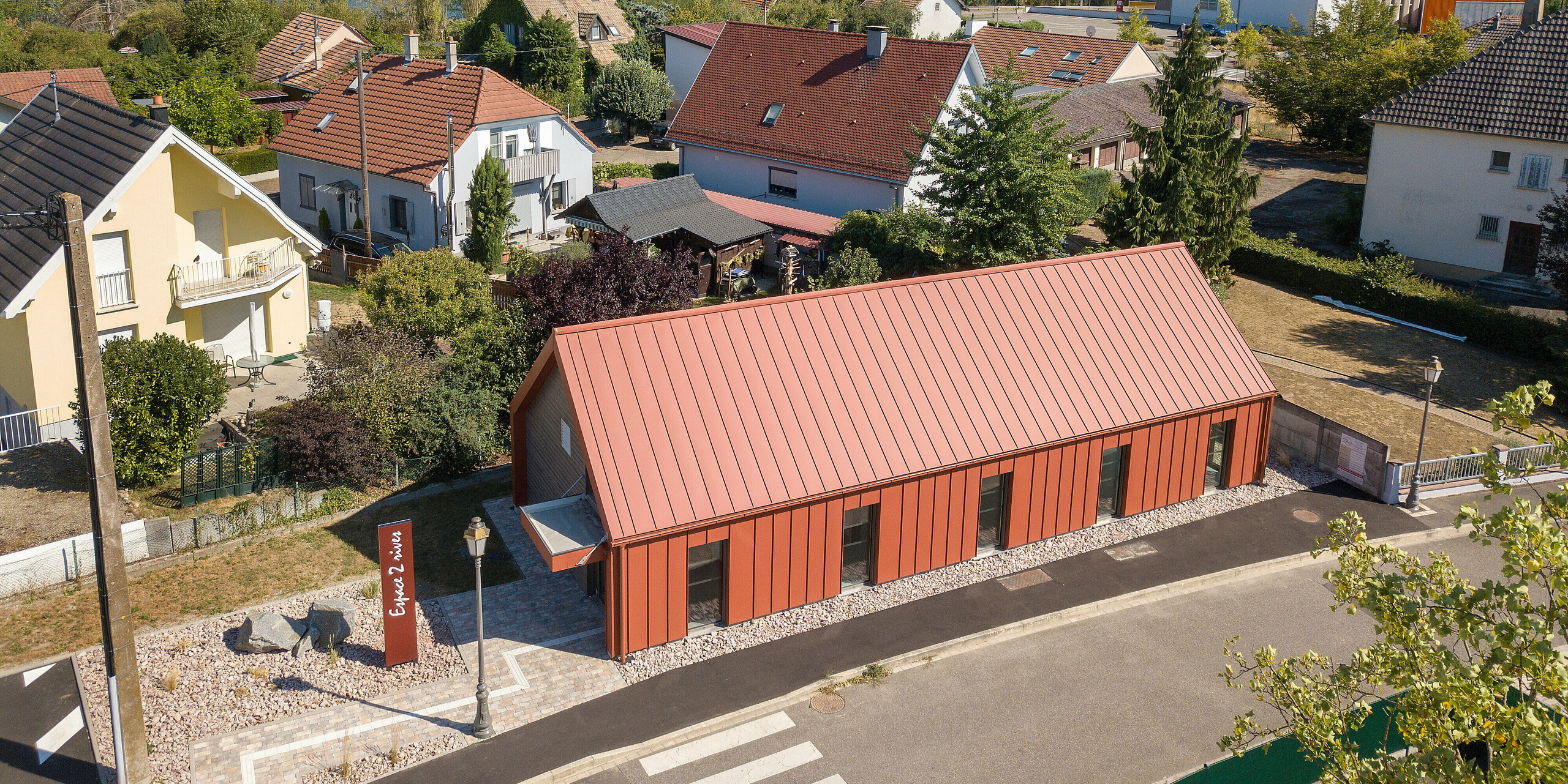 PREFALZ Dach- und Fassadensystem in P.10 Ziegelrot am Pfarrheim in Chalampe