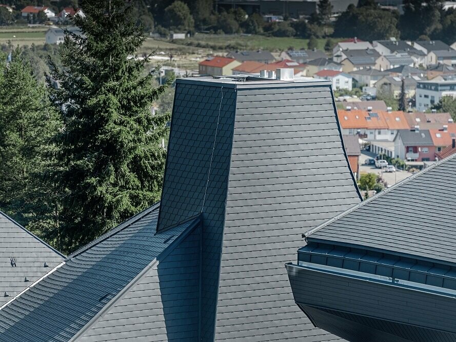 Waldorfschule in Heidenheim gedeckt mit PREFA Dachschindel in Anthrazit
