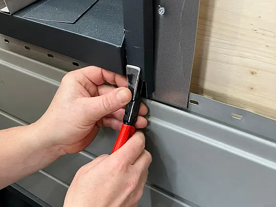 Detailaufnahme einer Verarbeitungssituation mit PREFA Academy Cube mit Handwerkzeug zur Montage eines Fassadensystems