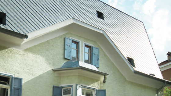 Wohnhaus Schlenders nach dem Dachgeschoßausbau mit der Dach- und Wandraute 29 x 29 in Patinagrau