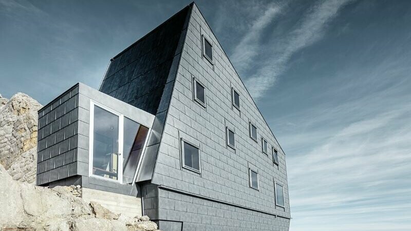 seitliche Ansicht der Seethalerhütte auf 2.740 Meter, verkleidet mit PREFA Dach- und Fassadenpaneelen FX.12 in P.10 Steingrau