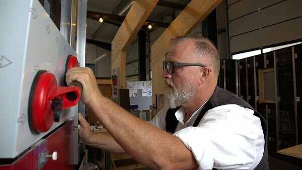 Montage der Aluminiumverbundplatte mit einem Glassauger.