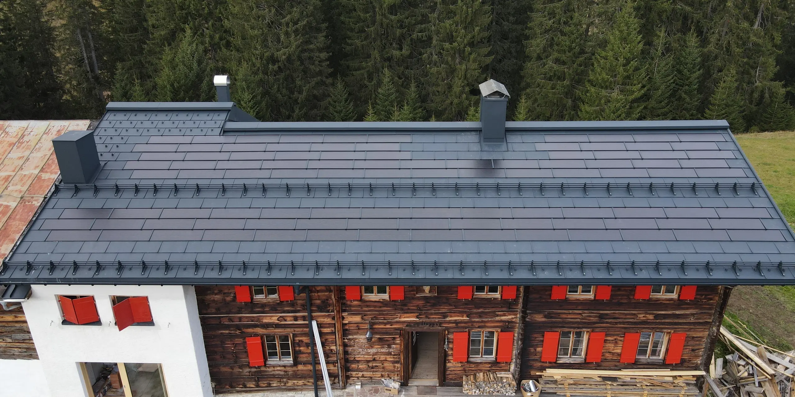 PREFA Solardachplatte in P.10 Anthrazit auf dem Alten Walserhaus in Warth, Vorarlberg