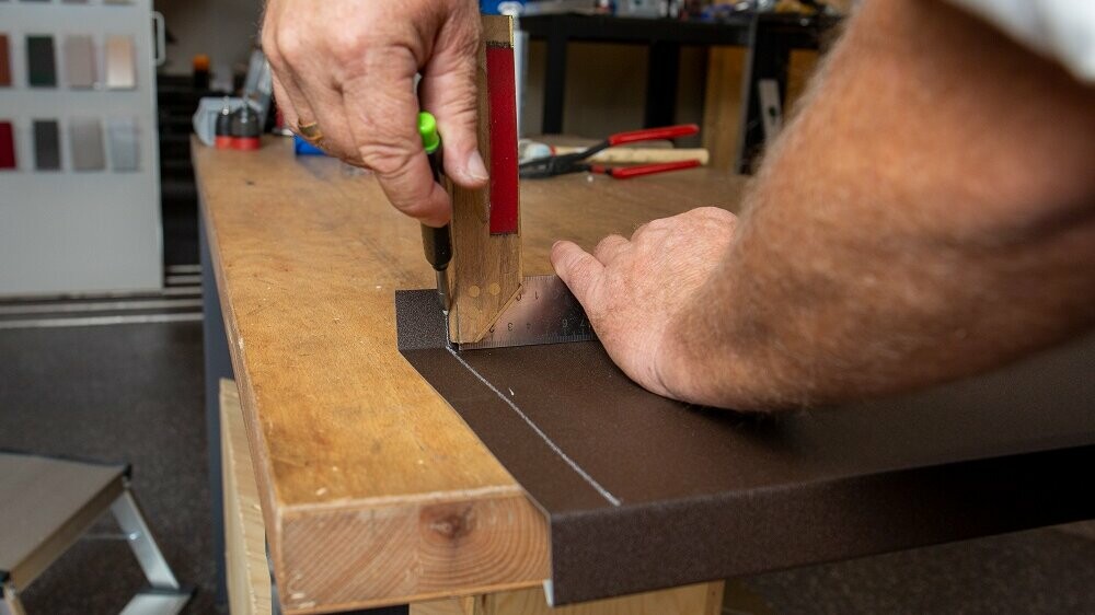 Tipps und Tricks - Anreißen der stirnseitigen Falzlinien, Höhe Aufkantung Anschraubsteg = 30 mm; Höhe seitliche Aufkantung = 25 mm