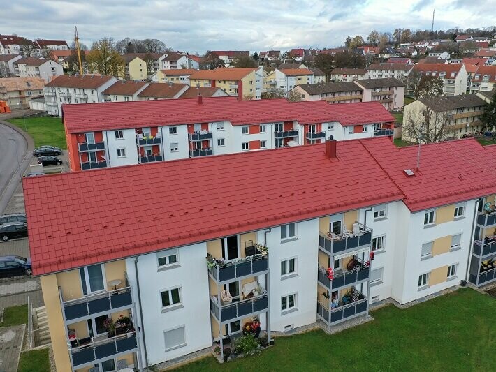 Die Wohnhausanlage in Ellwangen ist gedeckt mit PREFA Dachplatte in P.10 Oxydrot
