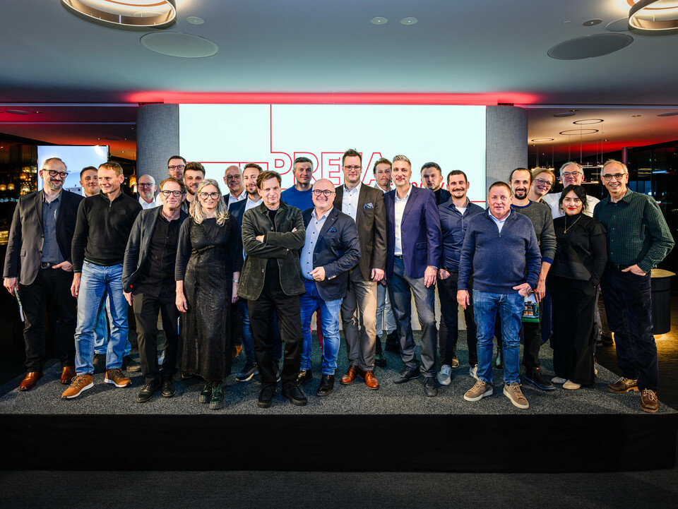 Gruppenfoto der Architekt:innen, Planer:innen und Verarbeiter:innen auf der Bühne der PREFARENZEN Präsentation 2026 im k47.wien – ein starkes Symbol für Gemeinschaft, Kreativität und zukunftsweisende Architektur. Vor dem leuchtenden PREFARENZEN-Logo stehen die Gestalter:innen hinter den beeindruckenden Projekten mit PREFA Aluminium. Die Szene spiegelt Stolz, Innovation und Zusammenarbeit wider. PREFA Produkte bieten langlebige, witterungsbeständige Lösungen mit ästhetischem Anspruch – ideal für moderne Architekturkonzepte. Ein inspirierender Abend voller Austausch, Visionen und starken Partnerschaften.