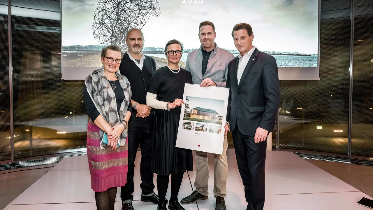 Architekturbüro Atelje Ostan Pavlin, Mitja Brencic mit dem Kalender in der Hand, Leopold Pasquali.