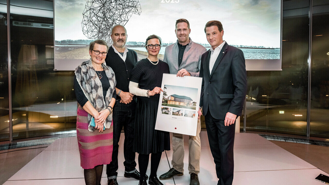 Architekturbüro Atelje Ostan Pavlin, Mitja Brencic mit dem Kalender in der Hand, Leopold Pasquali.