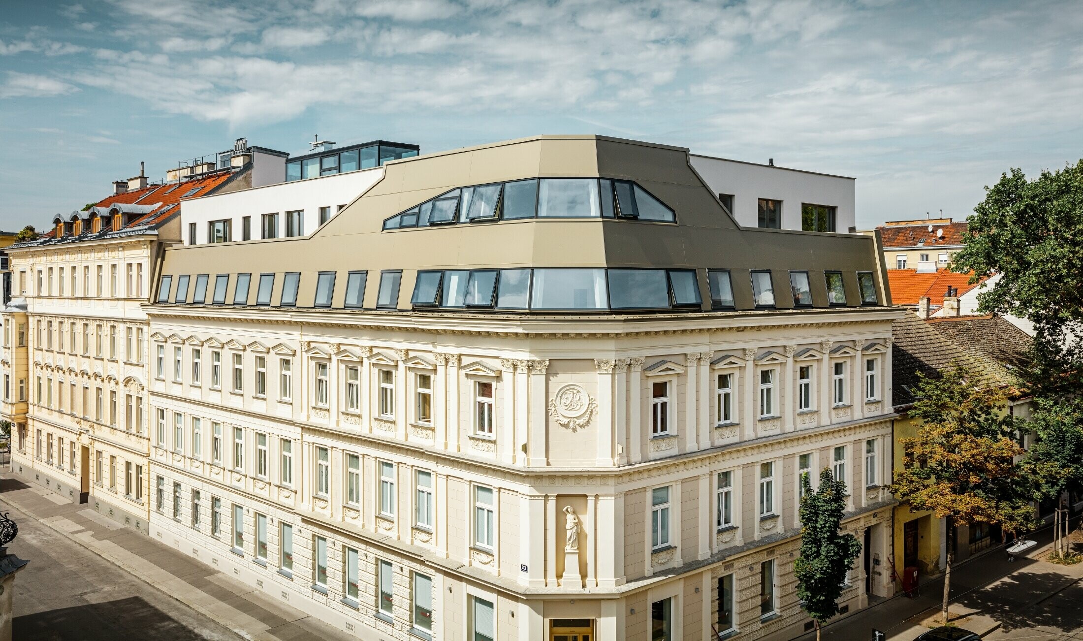 Dachflächenausbau in der Schloßhofer Straße in Wien mit der Aluminium Verbundplatte in bronze von PREFA