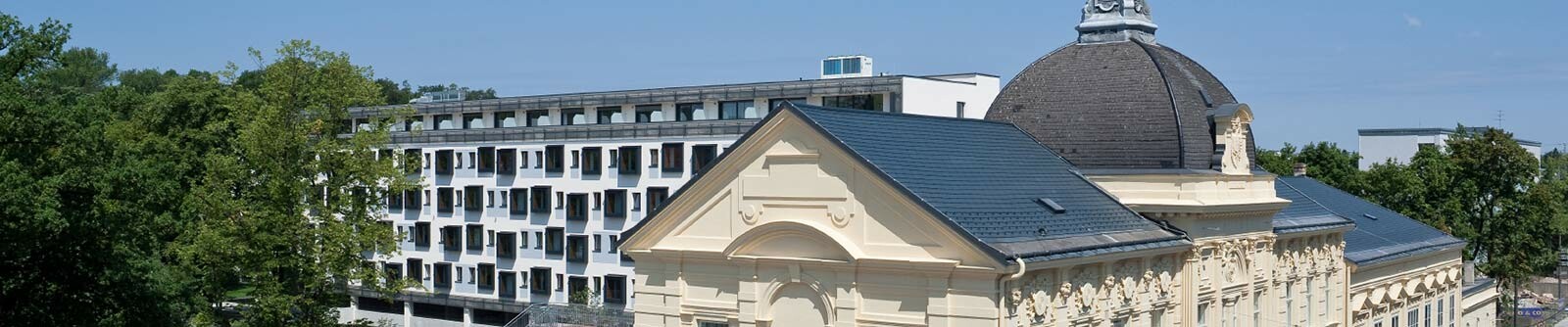 Denkmalgeschützte Stadtsäle in St. Pölten mit neuer Dacheindeckung aus Aluminium von PREFA in der Farbe Anthrazit.