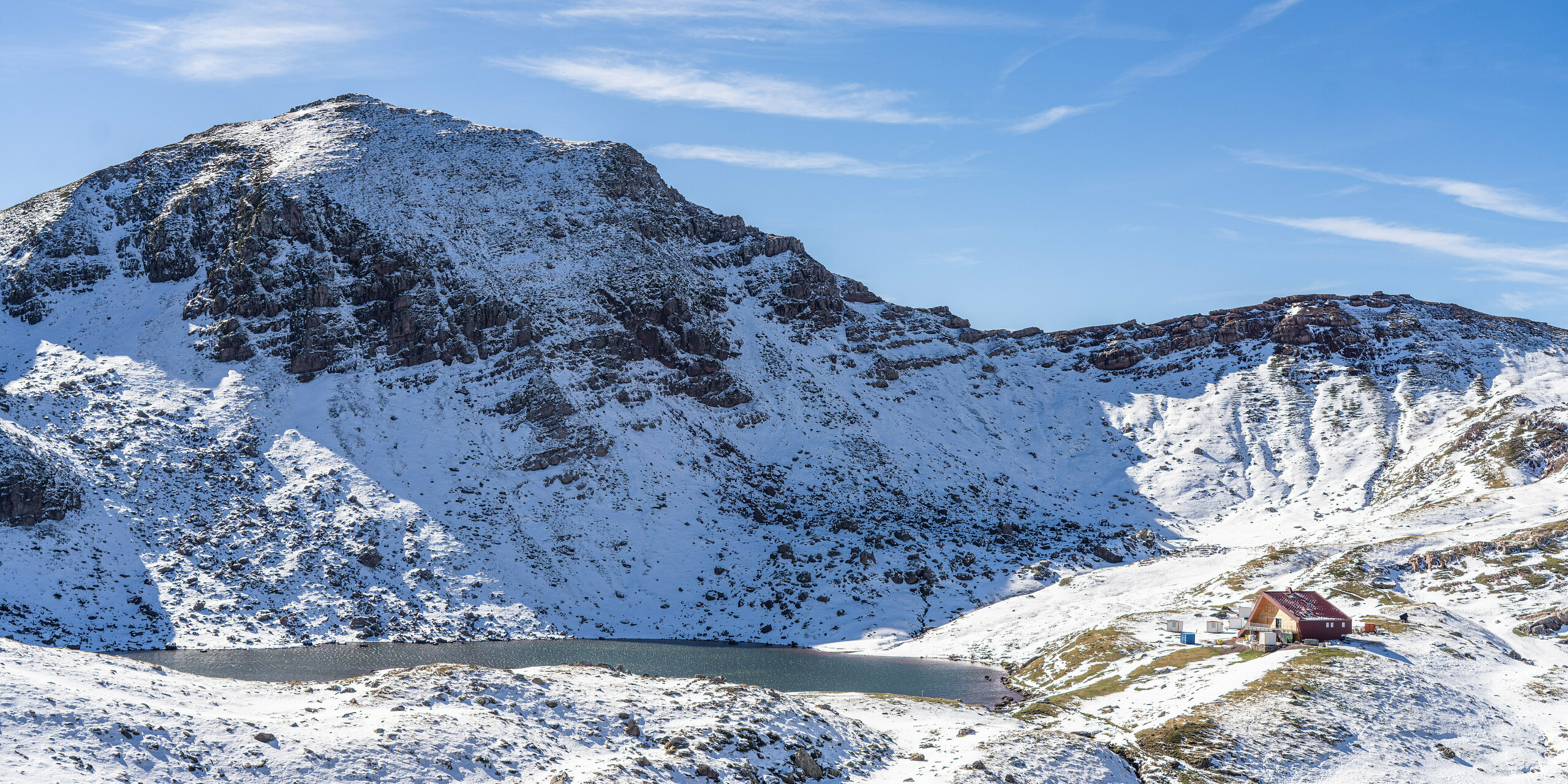 Traumhafte Berglandschaft mit Schnee und blauen Himmel rund um die Schutzhütte Arlet im Pyrenäen-Nationalpark