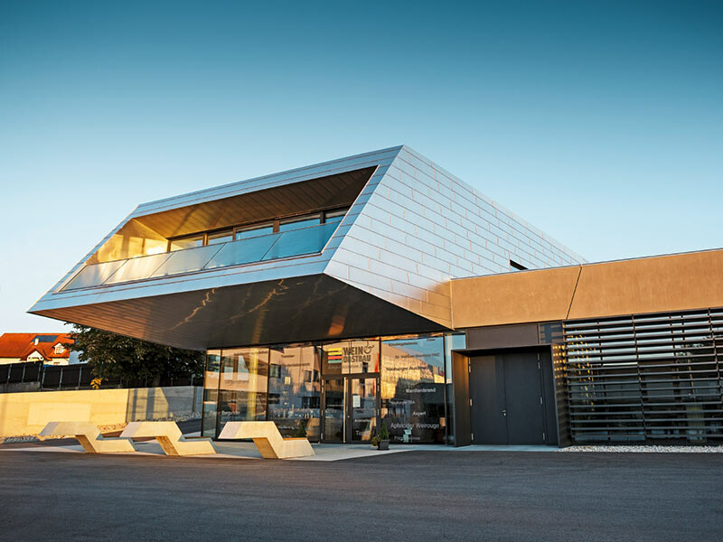 Weinkompetenzzentrum Krems Spiegelung im Sonnenlicht